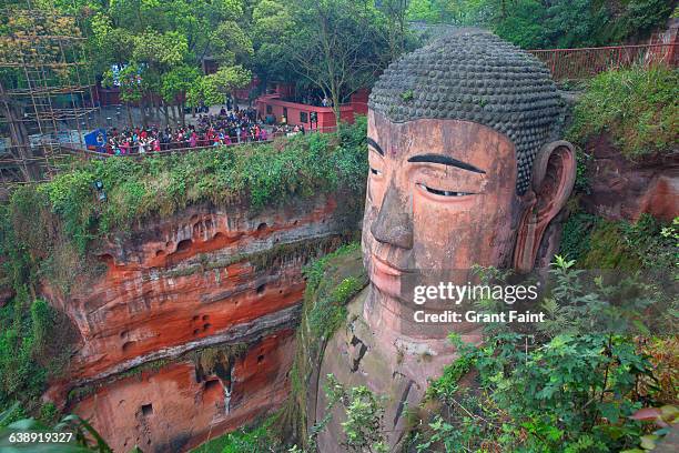 massive buddha. - buda gigante de leshan - fotografias e filmes do acervo