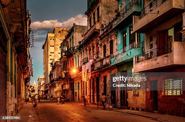 streets of havana, cuba at dusk - havana stockfoto's en -beelden