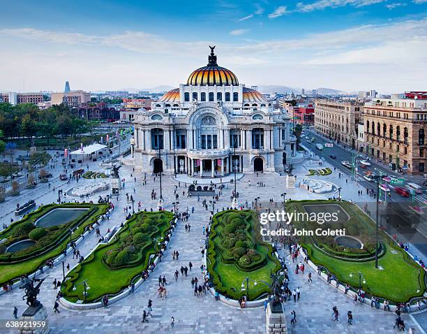 mexico city, mexico - palacio de bellas artes stockfoto's en -beelden