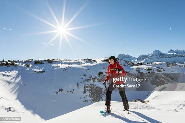 il divertimento delle ciaspola sui monti dachstein, austria - pantaloni da sci foto e immagini stock