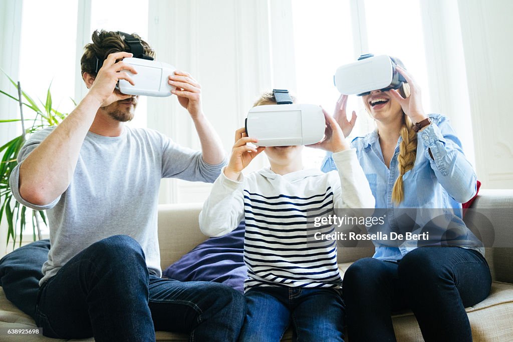 Familie erleben, Virtuelle Realität und hat Fächer wie zu Hause fühlen.