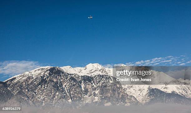 aircraft on take-off austrian alps - 2be3 stock pictures, royalty-free photos & images