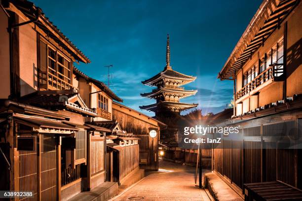 kiyomizu pagoda kyoto - kioto prefectuur stockfoto's en -beelden