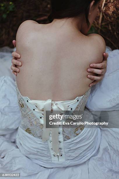 fallen dreams - robe de mariée photos et images de collection