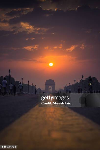 a sunrise captured at india gate, new delhi, india. - india gate stock pictures, royalty-free photos & images