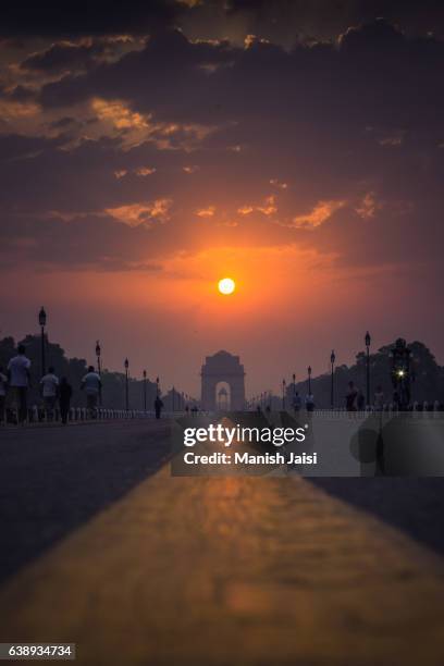 a sunrise captured at india gate, new delhi, india. - porta da índia imagens e fotografias de stock