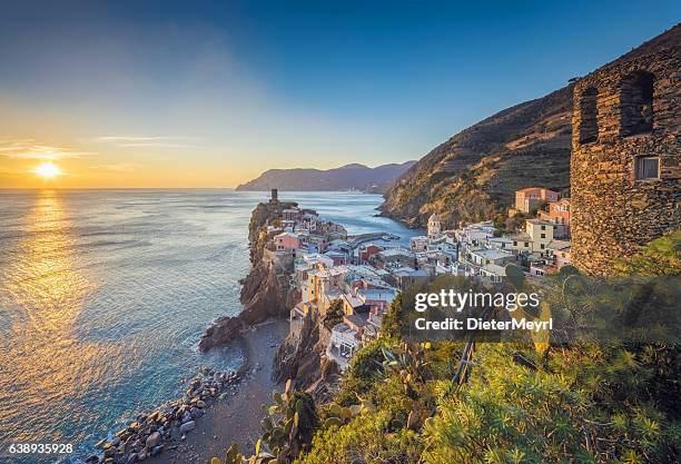 vernazza al atardecer, parque nacional de cinque terre, riviera de liguria, italia - cinco tierras fotografías e imágenes de stock