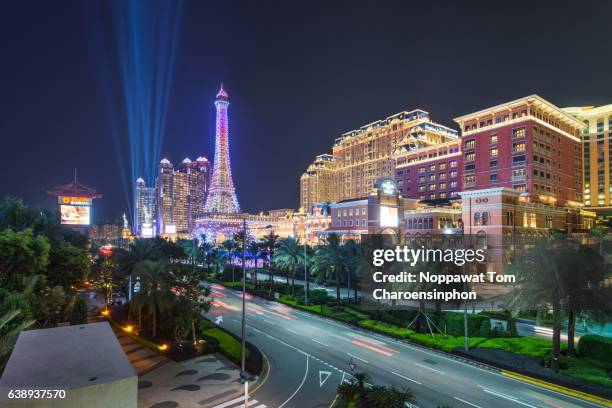 the parisian and macao cotai strip at night - macau photos et images de collection