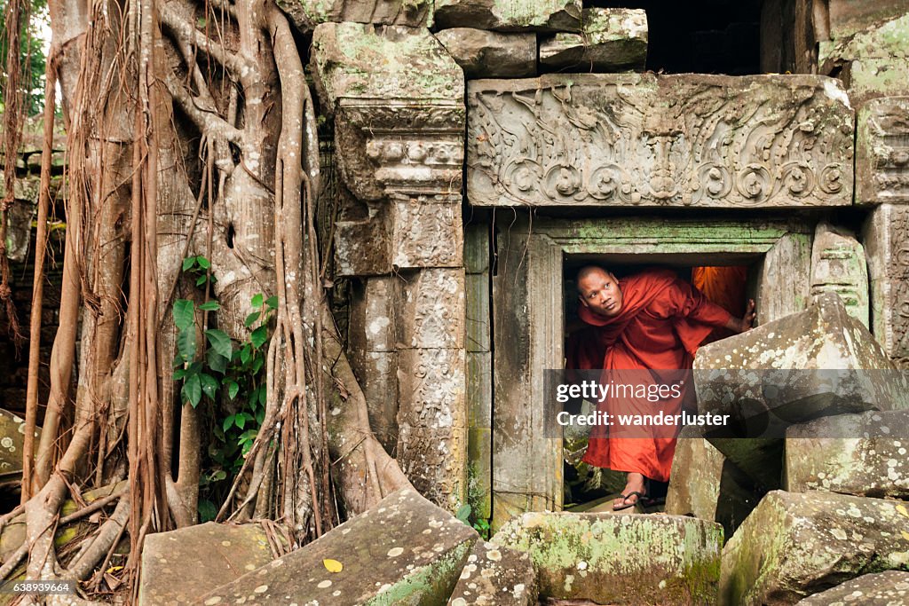 Mönch erkundet alte Ruinen
