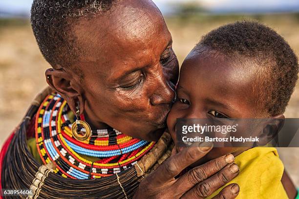 アフリカの女性彼女にキスをする赤ちゃん、ケニア、東アフリカ - アフリカ 原住民 ストックフォトと画像