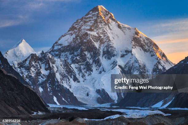 dawn light over k2 & angel peak, concordia, central karakoram national park, gilgit-baltistan, pakistan - k2 mountain stock-fotos und bilder