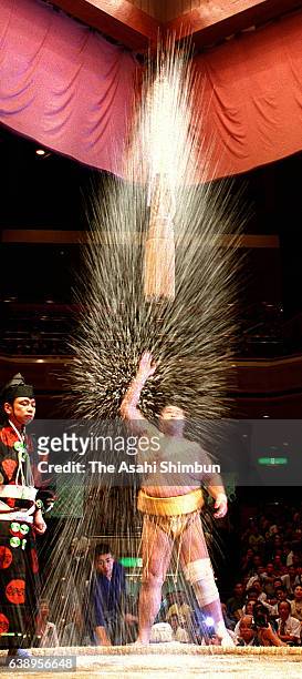 Mitoizumi splash salt prior to his bout during day twelve of the Grand Sumo Autumn Tournament at Ryogoku Kokugikan on September 14, 2000 in Tokyo,...