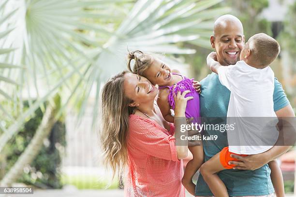 熱帯の休暇に幸せな混合レースの家族 - リゾート　家族 ストックフォトと画像