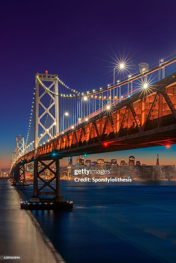 Puente de la bahía y la ciudad de San Francisco al atardecer