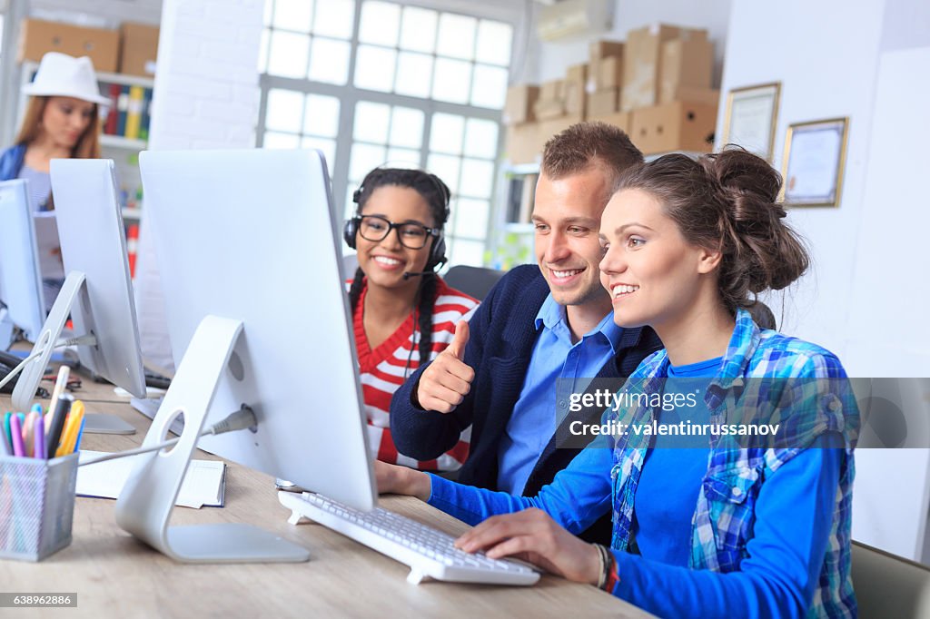 Lächelnde junge Menschen, die in einem modernen Büro arbeiten