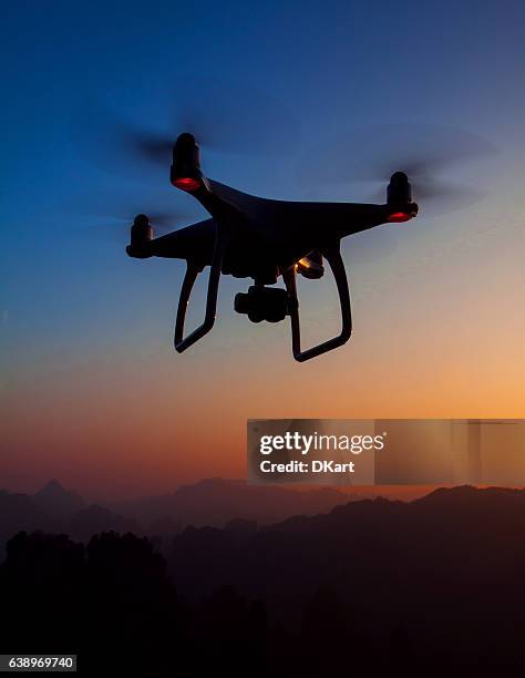 drone quadcopter dji phantom 4 - quadcopter stock pictures, royalty-free photos & images