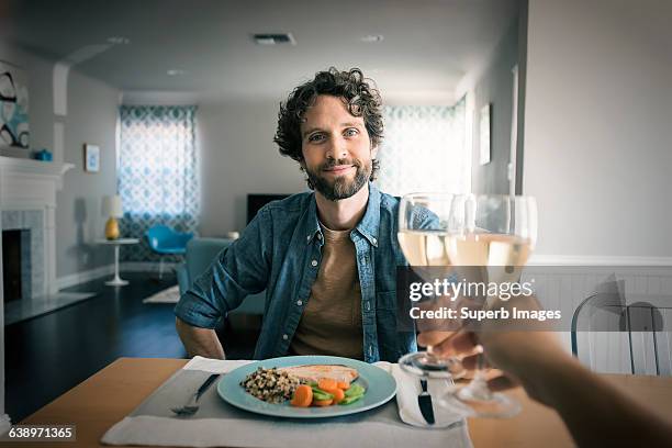 two friends have a meal from a personal perspectiv - um dia na vida - fotografias e filmes do acervo