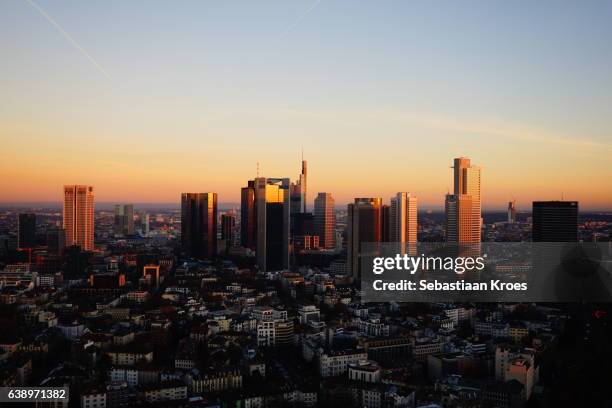 colourful skyline of frankfurt at dusk, germany - frankfurt main tower stock-fotos und bilder