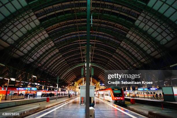 overview interior frankfurt central station, people, train, germany - bahnhof stock-fotos und bilder