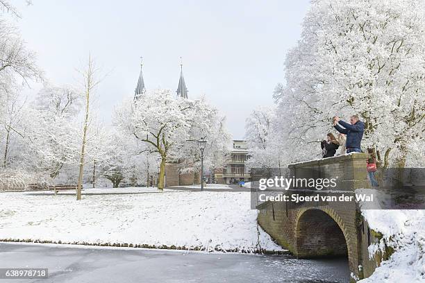 persone che scattano foto del paesaggio innevato invernale a kampen - "sjoerd van der wal" foto e immagini stock