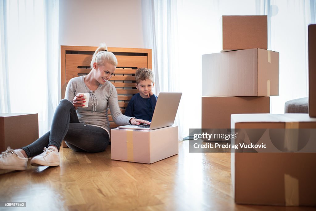 Frau mit Sohn in neuer Wohnung