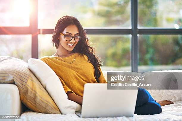 relaxation doesn’t get any better than this - modern arab woman stockfoto's en -beelden