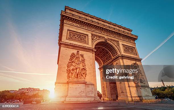 arc de triomphe at dawn - paris - triumphal arch stock pictures, royalty-free photos & images