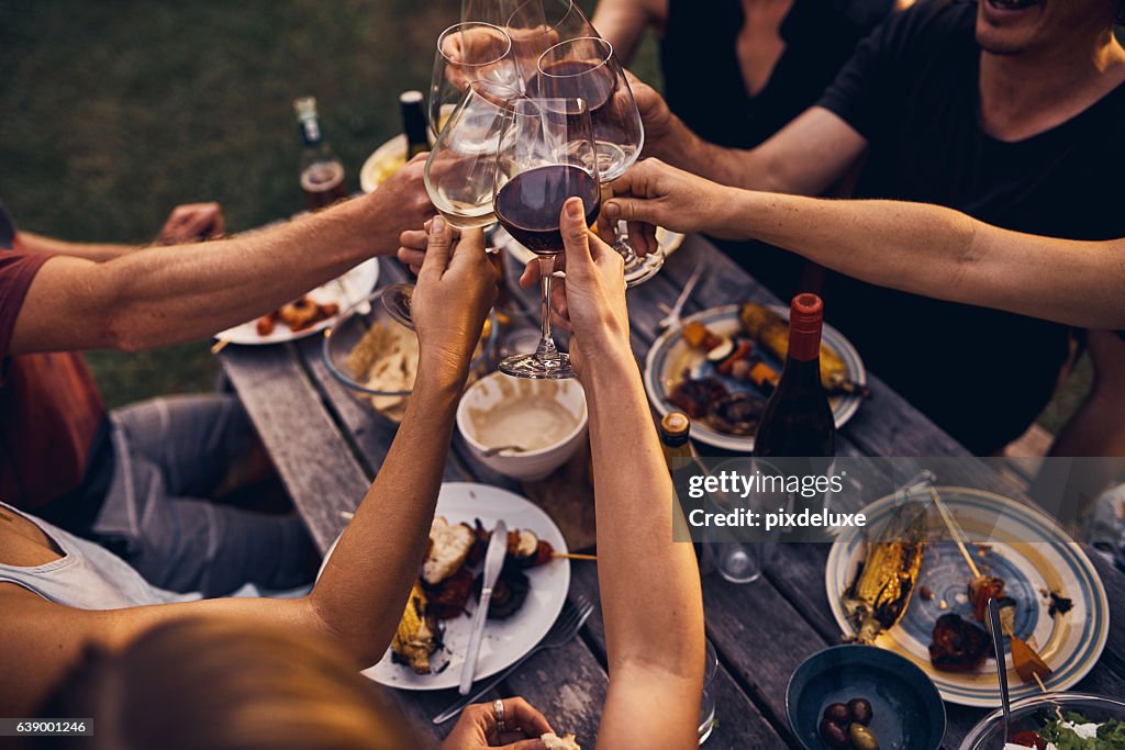 Tolles Essen und Wein und Freunde, um alles zu genießen