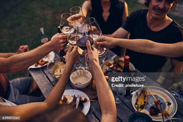 Gutes Essen und Wein mit Freunden teilen