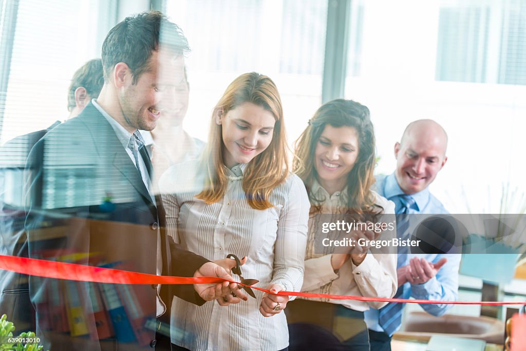 Ceremonia de apertura con cortar el lazo