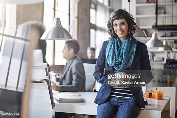 geschäftsfrau hält kaffeetasse im büro - leisure work coffee happy stock-fotos und bilder
