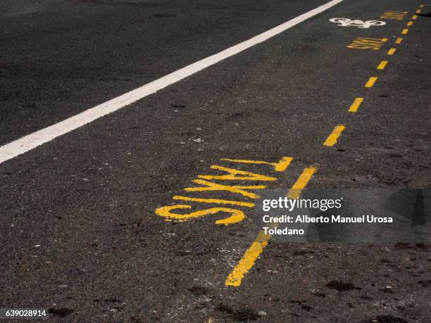 england, manchester, taxis - no trespassing segnale inglese foto e immagini stock