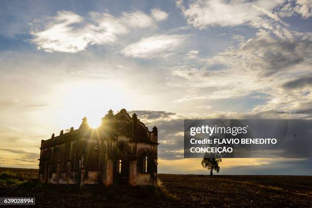 templo abandonado em ruínas - ruína antiga stock-fotos und bilder