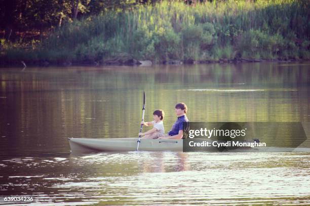 little boy kayaking with dad - côte est du maryland photos et images de collection