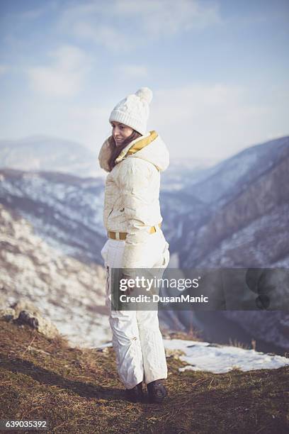 donna escursionista che legge la mappa in montagna durante un viaggio escursionistico. - woman looking through ice foto e immagini stock