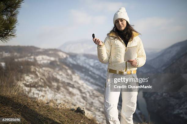 donna escursionista che legge la mappa in montagna durante un viaggio escursionistico. - woman looking through ice foto e immagini stock