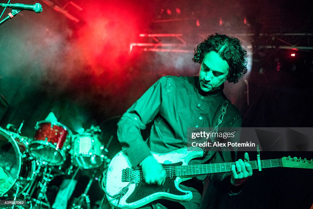 Músico jogar guitarra no palco em uma apresentação ao vivo