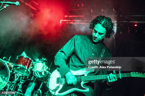 Músico jogar guitarra no palco em uma apresentação ao vivo