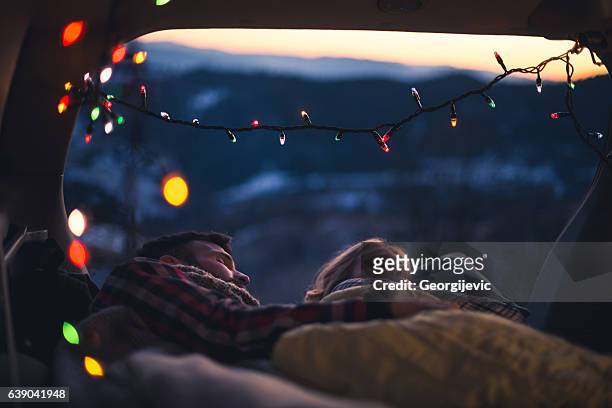 dormir dans la voiture - couple sleeping in car photos et images de collection