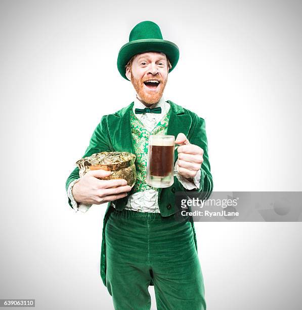 leprechaun man with beer and gold - leprechaun stockfoto's en -beelden