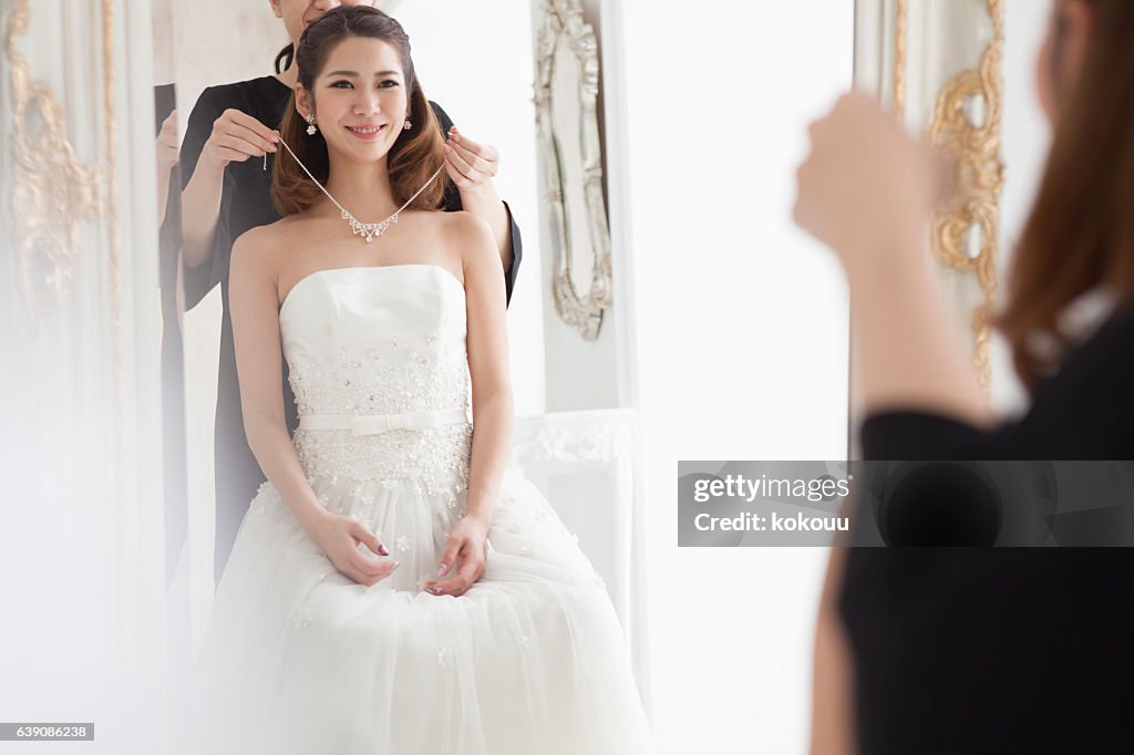 The bride wears a beautiful necklace.