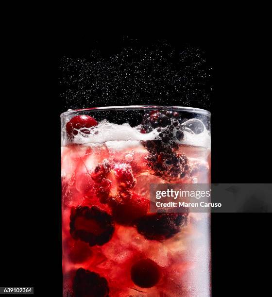 carbonated berry drink - koolzuurhoudende drank stockfoto's en -beelden