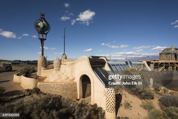 earthship home in taos, new mexico - earthship house stock-fotos und bilder