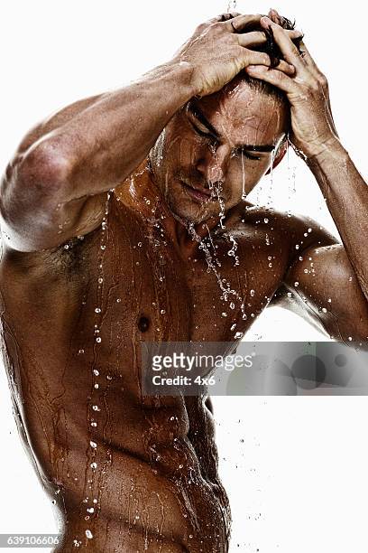 muskuläre nackter oberkörper mann mit dusche - bauchmuskel stock-fotos und bilder