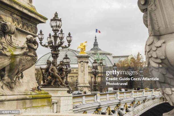 alexandre iii bridge and grand palace - grand palais photos et images de collection