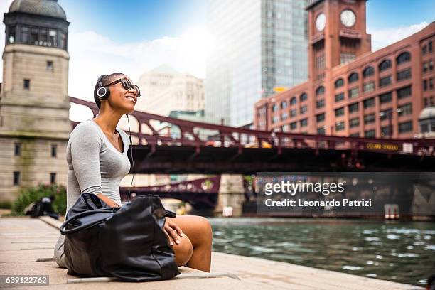 city break in chicago - woman relaxing at lunch time - chicago musical stockfoto's en -beelden