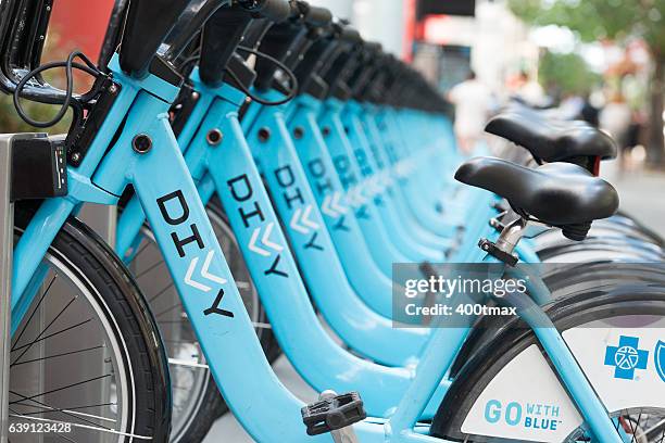 chicago bike sharing - april fools stock-fotos und bilder