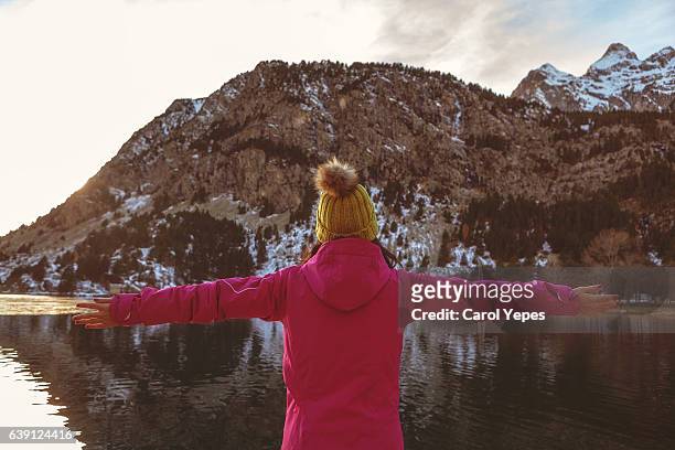 rear  view of woman standing in front of  on panticosa lake, huesca, spain - ski jacket - fotografias e filmes do acervo