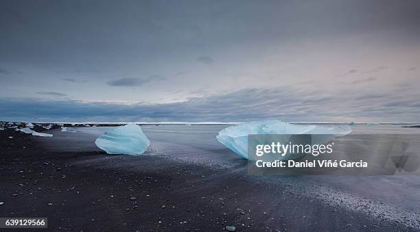 icebergs at crystal black beach in south iceland - jokulsarlon stock pictures, royalty-free photos & images