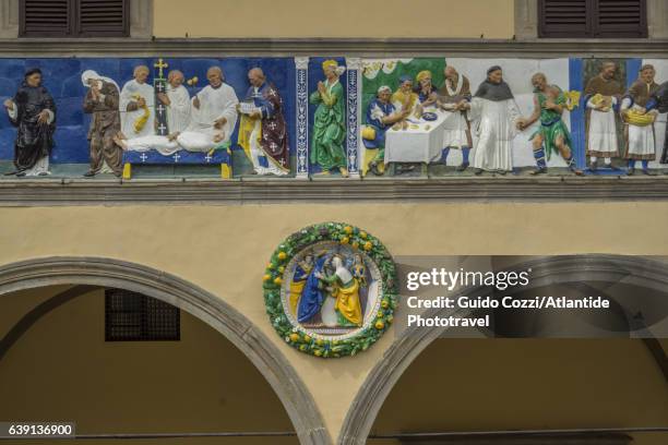 detail of the ceramic glazed frieze and of the glazed terracotta roundel by giovanni della robbia on the façade of ospedale del ceppo - ceppo stockfoto's en -beelden